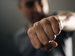 Mabuk Berat, Turis Ini Pukul Polisi Sampai Cedera