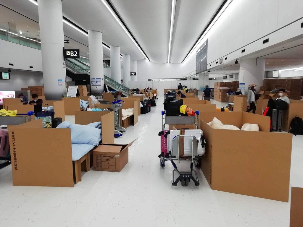Tempat Tidur Kardus untuk Penumpang Tunggu Hasil Test Corona Tempat Tidur Kardus untuk Penumpang Tunggu Hasil Test Corona