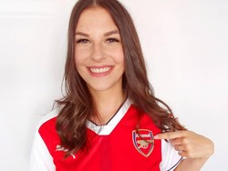 Awalnya, Nicole hanya memposting video dengan ala-ala menjadi presnter dan mengomentasi hasil-hasil pertandingan Arsenal di Youtube. Eh ternyata pihak Arsenal suka, lalu menimangnya jadi presenter (Instagram/nicolehollidayx)