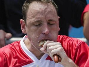 Jual Ludah hingga Jilati Jari, 5 Cara Aneh Untuk Dapatkan Duit