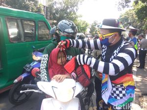 Aksi Badut Bagi-bagi Masker dan Hibur Pengendara di Jalanan Kota Cimahi