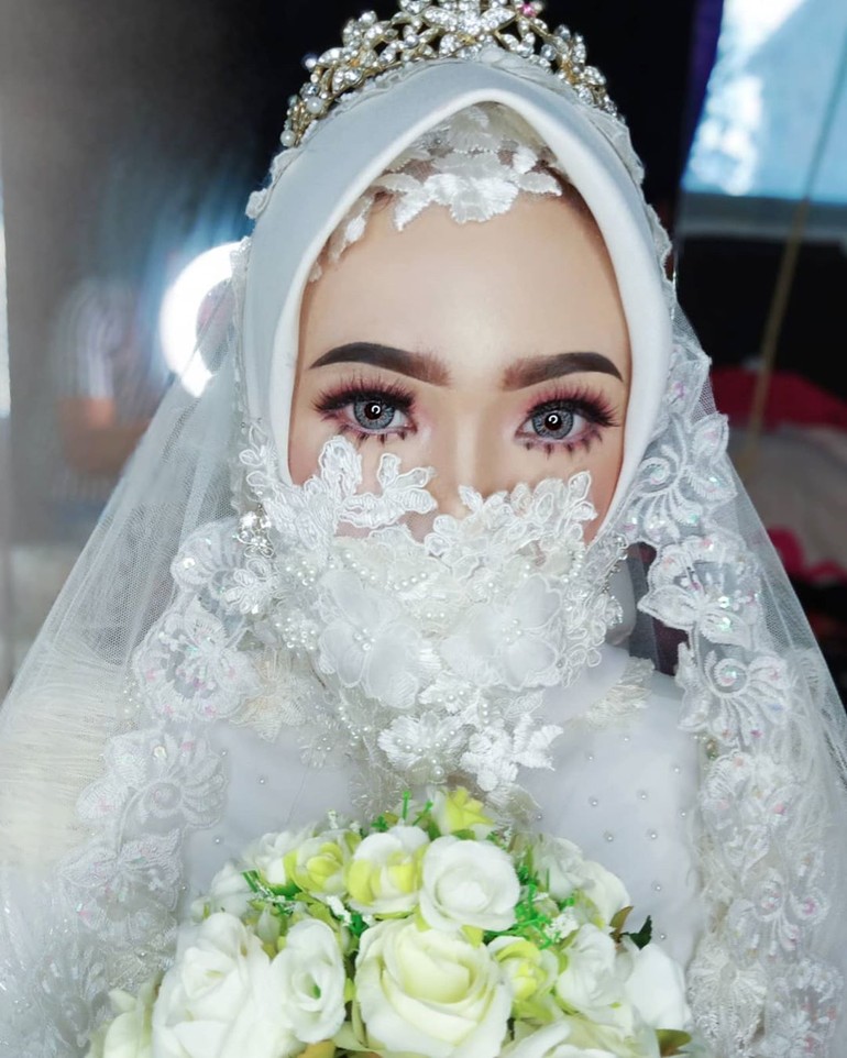 Selanjutnya ada pengantin yang memakai masker warna putih senada dengan busana akad nikah. Seperti yang diunggah oleh @damanda_mirza. Lekas sembuh dunia. Lekas sembuh indonesia..Kami rindu tawa cantik dari semua pengantin yang terhalangi virus Covid-19 , tulisnya. Foto: instagram @damanda_mirza