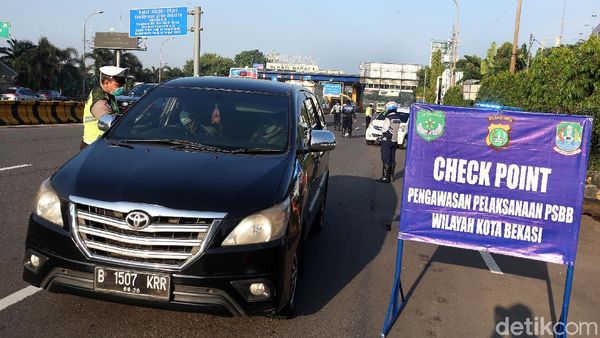 Petugas Pantau Check Point PSBB di Pintu Tol Bekasi Barat