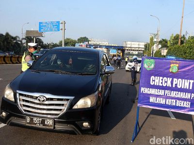 Petugas Pantau Check Point PSBB di Pintu Tol Bekasi Barat