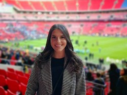 Nicole mengaku, para fan Arsenal di Inggris pun rupanya sangat mengenal dirinya. Dia merasa tersanjung (Instagram/nicolehollidayx)