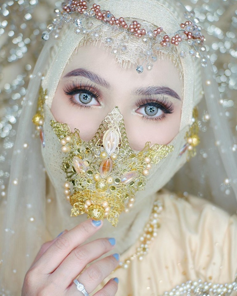 Pengantin yang menikah di tengah virus Corona ini juga bergaya memakai wedding fashion mask dari makeup artist @iis_yunerli86. Siger berbentuk masker ini terlihat unik saat digunakan oleh pengantin. Menurut kamu bagaimana? Foto: instagram @ieramakeup_nd_boutique Foto: instagram @imageshoop