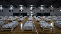 Deretan tempat tidur ini sudah dipersiapkan untuk menangani para pasien yang dalam masa perawatan terinfeksi virus Corona.  