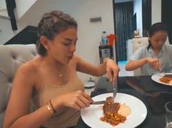 Nikita Mirzani Masak Steak Hingga Kirim Makanan Pakai Mobil Mewah