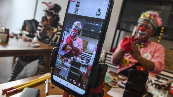 Ketika Para Badut Beraksi Ikut Perangi Corona