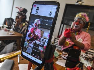 Ketika Para Badut Beraksi Ikut Perangi Corona