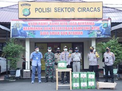 TNI-Polri Bagi Ratusan Sembako ke Warga Ciracas Terdampak COVID-19