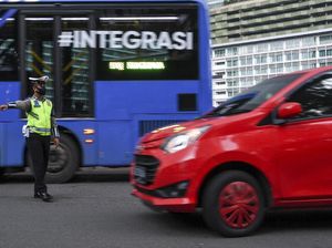 Petugas Gabungan Mulai Tindak Pelanggar PSBB di Jakarta