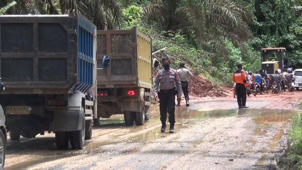 Longsor di jalur Sumbar-Riau (Jeka Kampai-detikcom)