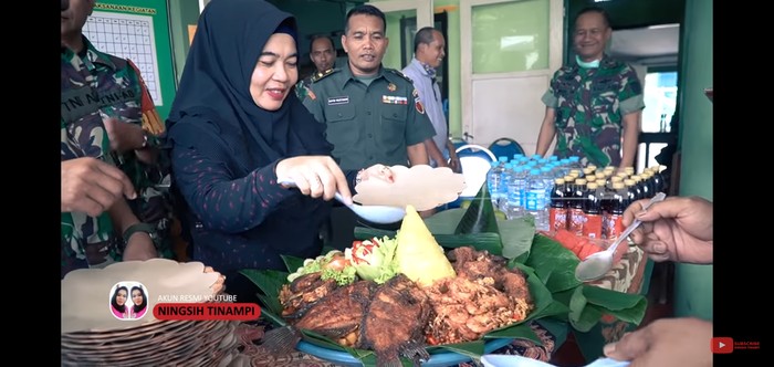 Ningsih Tinampi masak nasi tumpeng