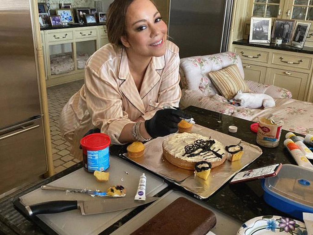 Mariah Carey Bikin Kue Misterius yang Ternyata Berbentuk Wajah Harimau