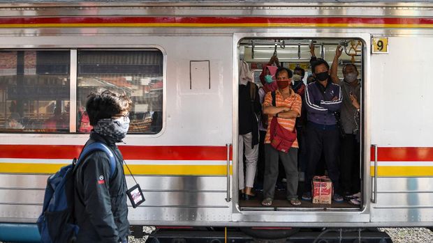 STASIUN MASIH RAMAI DI HARI KELIMA PSBB Sejumlah penumpang berada di dalam gerbong kereta rel listrik (KRL) Commuterline di Stasiun Manggarai, Jakarta, Selasa (14/4/2020). Pada hari kelima Pembatasan Sosial Berskala Besar (PSBB) di Jakarta, penumpang KRL terpantau masih ramai meski sudah berlakunya pembatasan armada dan jam operasional moda transportasi umum. ANTARA FOTO/M Risyal Hidayat/hp.