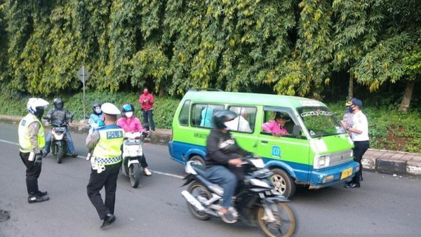 Check point saat PSBB di Jalan Raya Pajajaran di sampang Baranangsiang, Kota Bogor Check point saat PSBB di Jalan Raya Pajajaran di sampang Baranangsiang, Kota Bogor.