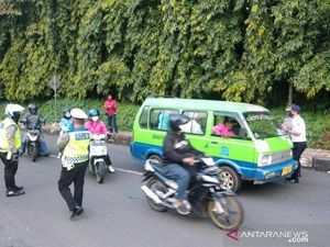 Warga Tangerang Tarawih di Rumah Selama PSBB Berlangsung
