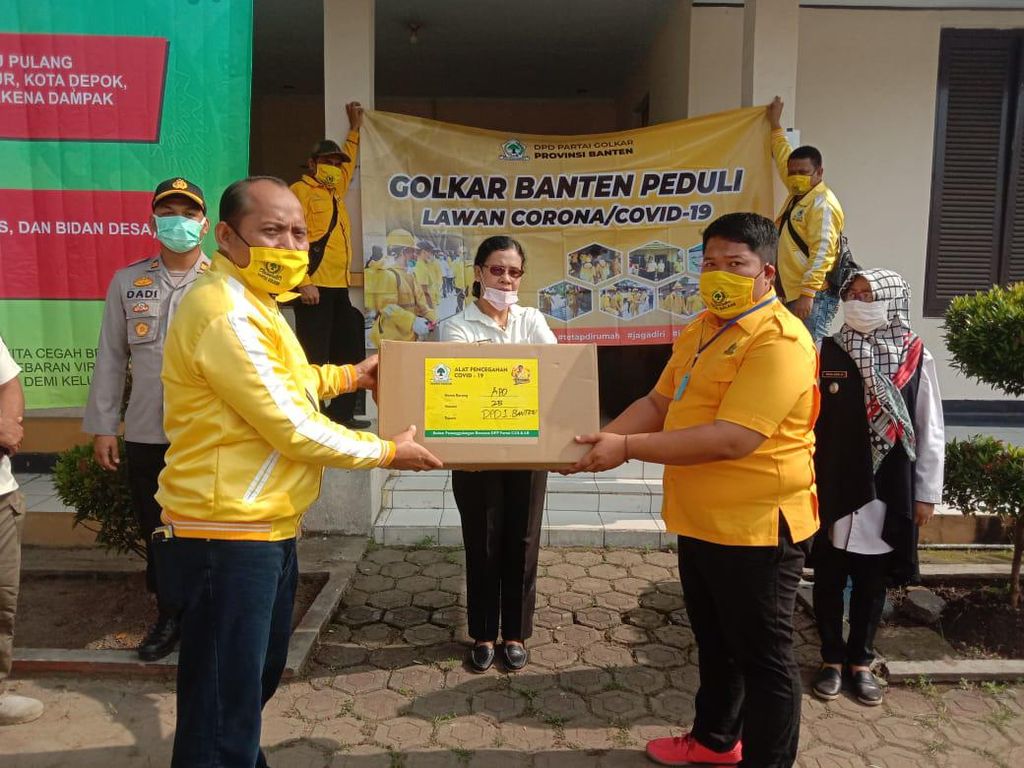 Cegah Corona, Golkar Banten Bagikan APD hingga Lakukan Disinfeksi Cegah Corona, Golkar Banten Bagikan APD hingga Lakukan Disinfeksi