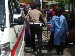 Tukang Becak Meninggal Saat Bawa Penumpang, Petugas Evakuasi Pakai APD Tukang Becak Meninggal Saat Bawa Penumpang, Petugas Evakuasi Pakai APD
