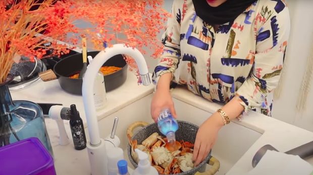 Mevvah! Rachel Vennya Masak Pakai Air Minum Kemasan Rp750ribu