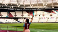 Laura juga suka menonton pertandingan bola langsung ke stadion. Sepertinya, dia fan West Ham ya? (Instagram/laurabragato)