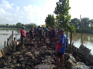 Tanggul Jebol Penyebab Banjir di Lamongan Diperbaiki, 2 Backhoe Dikerahkan