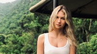 Sejak putus dari Mayte Rodriguez di tahun 2018, Alexis Sanchez semapt menjomblo. Kini, striker MU yang sedang dipinjamkan ke Inter Milan itu diketahui menjalin cinta dengan Anna Modler (Instagram/annamodler)