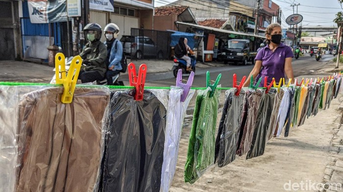 Pedagang Masker Kain di Tengah Pandemi Corona Para pedagang berjualan masker kain di kawasan Pasar Jombang Sudimara, Kota Tangerang Selatan (Tangsel), Banten (15/4/2020). Pedagang masker kain marak sebagai dampak pandemi COVID-19 dan kewajiban bermasker selama masa PSBB. Masker kain dijual dengan harga mulai Rp 5.000 hingga Rp 15.000 tergantung bahan dan jumlah lapisan kain.