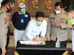 Polda Metro Terima Bantuan Disinfektan-Hand Sanitizer untuk Tangani Corona