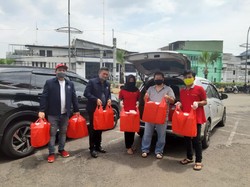 Jurnalis Bagikan Makanan ke Pekerja Harian di Jakarta yang Terdampak Corona