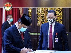 Prabowo Lantik Rektor Unhan Pakai Protap Pencegahan Corona
