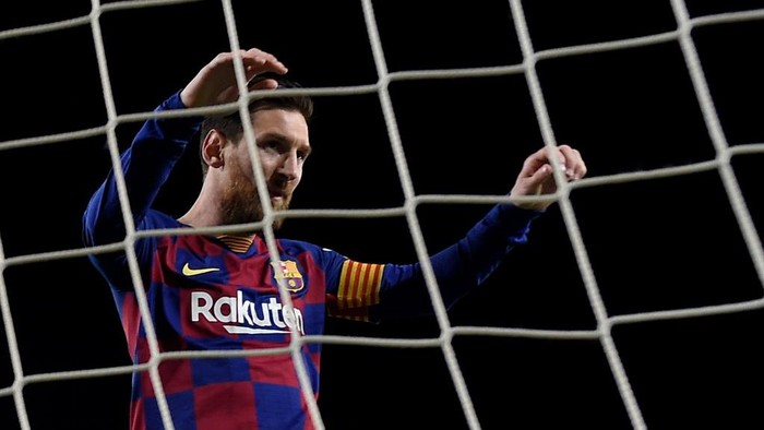 Barcelonas Argentine forward Lionel Messi reacts after missing a goal opportunity  during the Spanish league football match between FC Barcelona and Real Sociedad at the Camp Nou stadium in Barcelona on March 7, 2020. (Photo by LLUIS GENE / AFP)