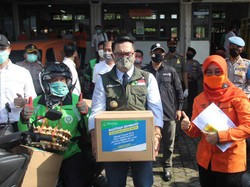 Pos Indonesia Bagikan Bansos Pemprov Jabar Sampai ke Rumah Warga