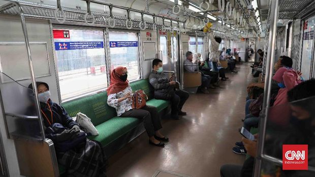 Tidak semua penumpang KRL mematuhi protokol kesehatan, sehingga membuat penumpang lain cemas tertular virus corona (CNNIndonesia/Safir Makki)