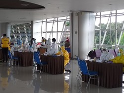 Hasil Rapid Test Ratusan Pekerja Migran dan Mahasiswa dari Malaysia Negatif