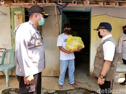 ASN Banyuwangi Bagi Ribuan Paket Sembako untuk Pekerja yang Dirumahkan