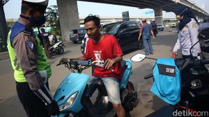 Hari Pertama PSBB Bekasi, Petugas Hentikan Pengendara Tak Bermasker