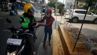Di Yogya, Ada Spiderman Bagi-bagi Nasi Bungkus Lho