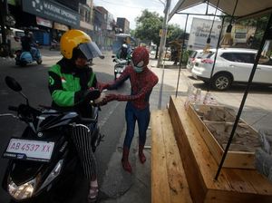 Di Yogya, Ada Spiderman Bagi-bagi Nasi Bungkus Lho