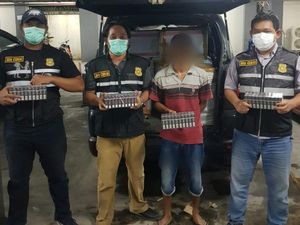 Bea Cukai Jatim I Amankan Mobil Bawa Rokok Ilegal Senilai Rp 200 Juta Bea Cukai Jatim I Amankan Mobil Bawa Rokok Ilegal Senilai Rp 200 Juta