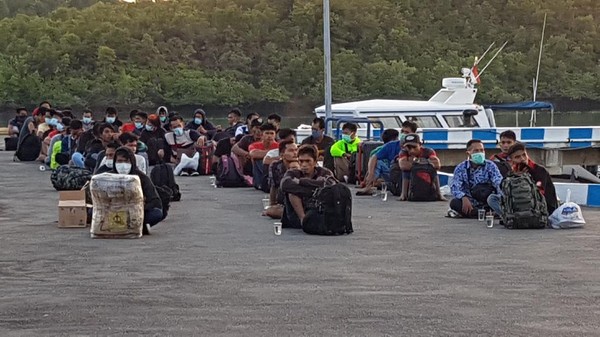 47 TKI ilegal mudik lewat pelabuhan tikus di Batam 47 TKI ilegal mudik lewat pelabuhan tikus di Batam