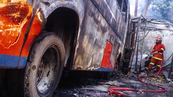 Begini Kondisi Bus Karyawan yang Kecelakaan dan Terbakar di Karawang
