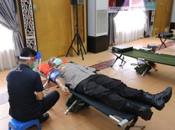 Cegah Stok Darah Menipis Gegara Corona, Polisi Sumut-Riau Jadi Donor Massal