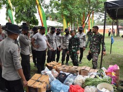 TNI-Polri Dirikan Dapur di Riau Masak Nasi Kotak buat Warga Terdampak Corona