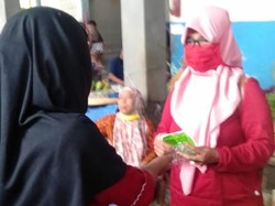 Ikatan Bidan, GMNI hingga KUA di Lamongan Bagi-bagi Masker ke Warga