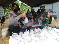 Polisi-TNi di Banjar Dirikan Dapur Umum Bantu Warga Terdampak Corona