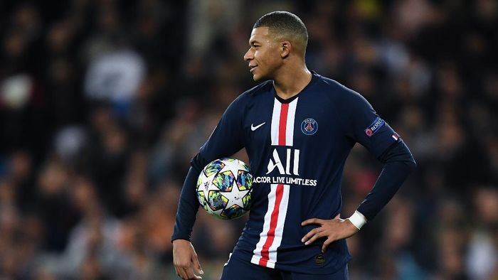 Kylian Mbappe MADRID, SPAIN - NOVEMBER 26: Kylian Mbappe of Paris Saint-Germain looks on during the UEFA Champions League group A match between Real Madrid and Paris Saint-Germain at Bernabeu on November 26, 2019 in Madrid, Spain. (Photo by David Ramos/Getty Images)