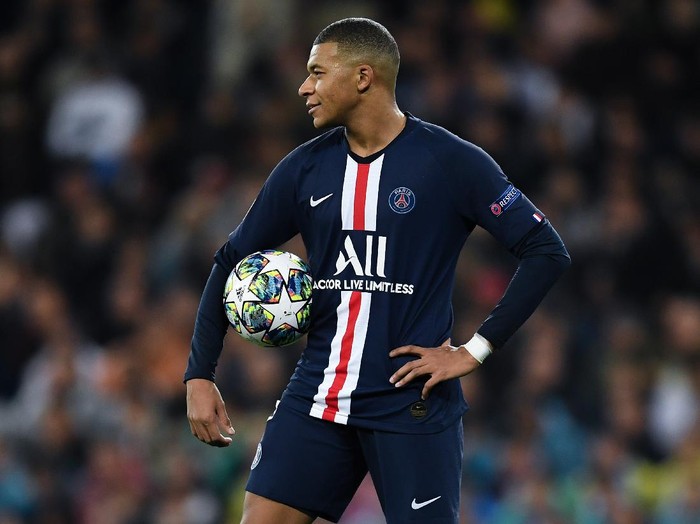 MADRID, SPAIN - NOVEMBER 26: Kylian Mbappe of Paris Saint-Germain looks on during the UEFA Champions League group A match between Real Madrid and Paris Saint-Germain at Bernabeu on November 26, 2019 in Madrid, Spain. (Photo by David Ramos/Getty Images)