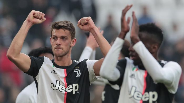 Rugani TURIN, ITALY - FEBRUARY 16: Daniele Rugani of Juventus celebrates the victory at the end of the Serie A match between Juventus and Brescia Calcio at Allianz Stadium on February 16, 2020 in Turin, Italy. (Photo by Emilio Andreoli/Getty Images)